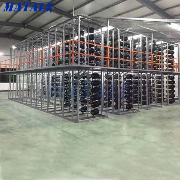 Creel for tufting machine