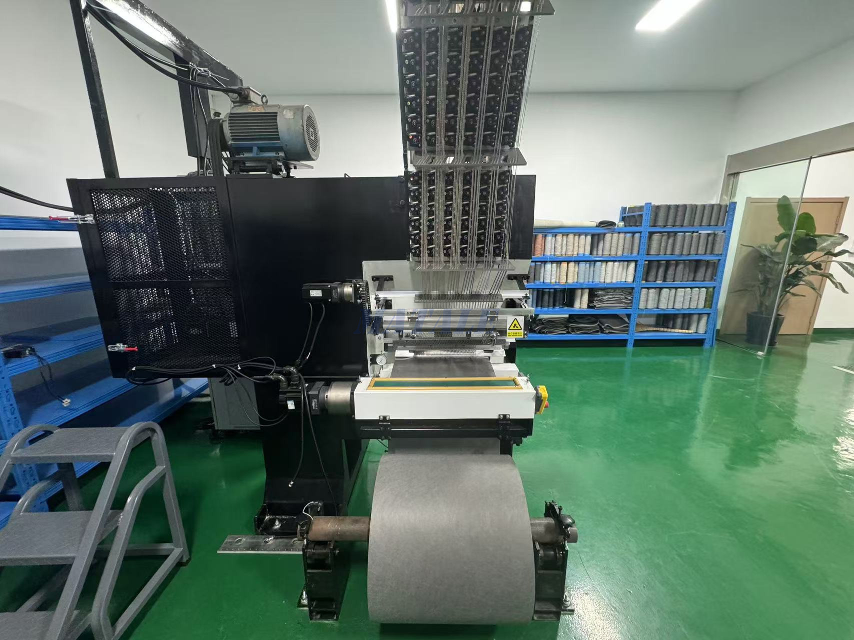 Sample tufting machine